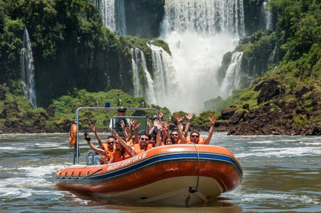 In Iguacu varen we met een boot tot onder de watervallen
