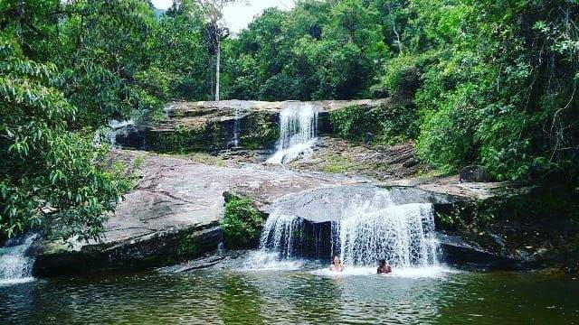Mooie waterval in groene natuur in Paraty