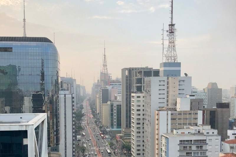 hoge gebouwen en druk verkeer op avenida Paulista 