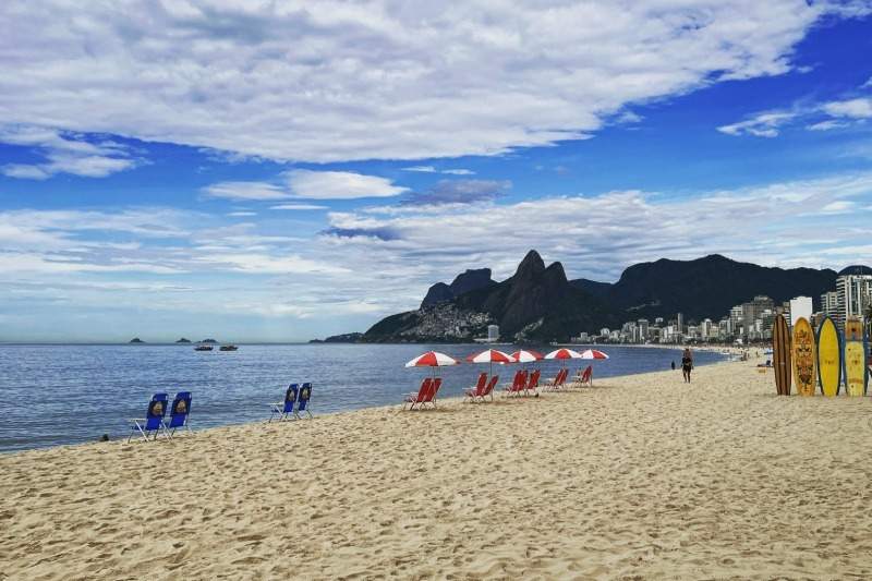 surfplanken op Ipanema strand in Rio de Janeiro