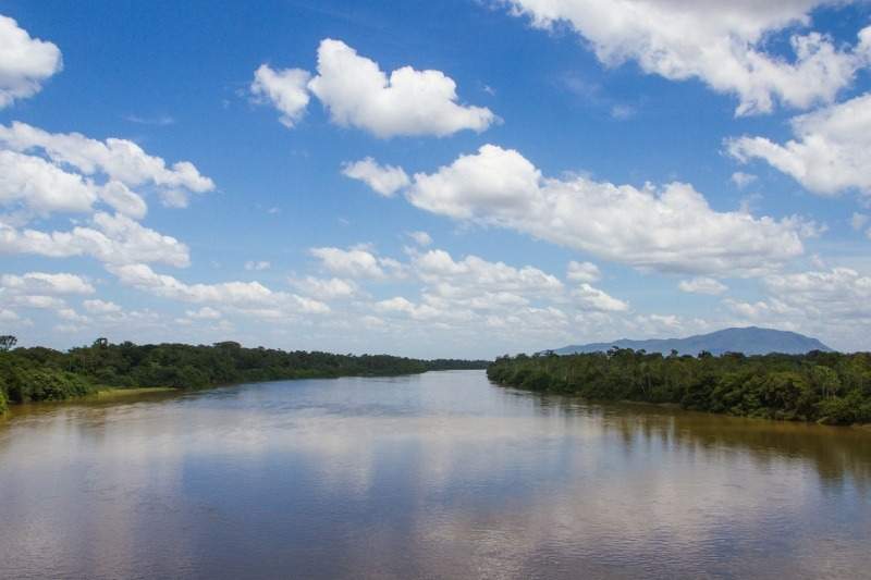 varen op de Urubu rivier in Amazonas