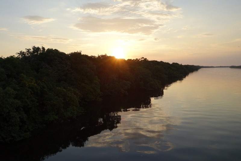 zonsopgang op de Amazone rivier vanop de kajak