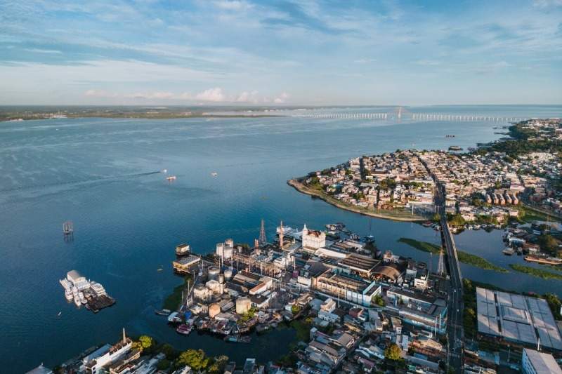 zicht op Manaus en Amazone rivier vanuit de lucht