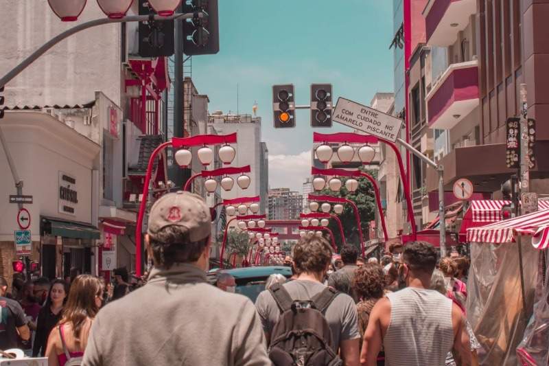 wandelen door de Japanse wijk Liberdade in Sao Paulo