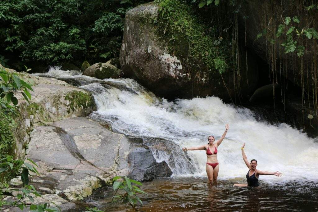 Mooie waterval in groene natuur in Paraty