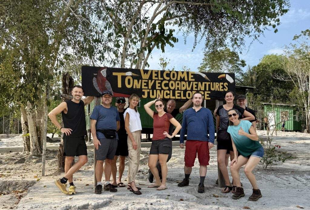 Groepsfoto aan het begin van de expeditie in het Amazone regenwoud