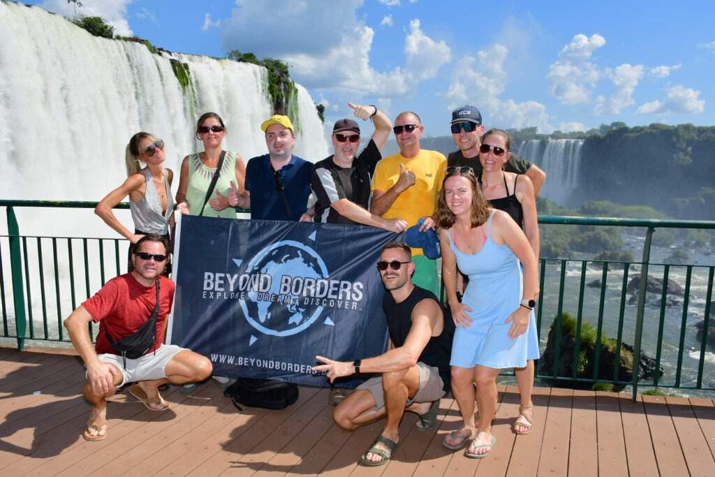 groepsfoto beyond borders aan de iguaçu watervallen