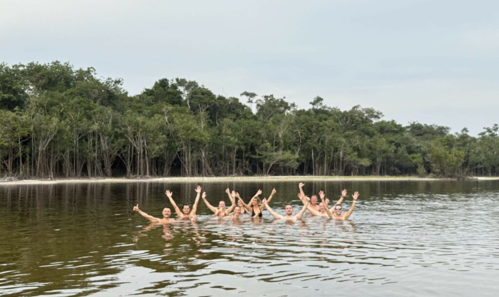 zwemmen in de urubu rivier in amazonas